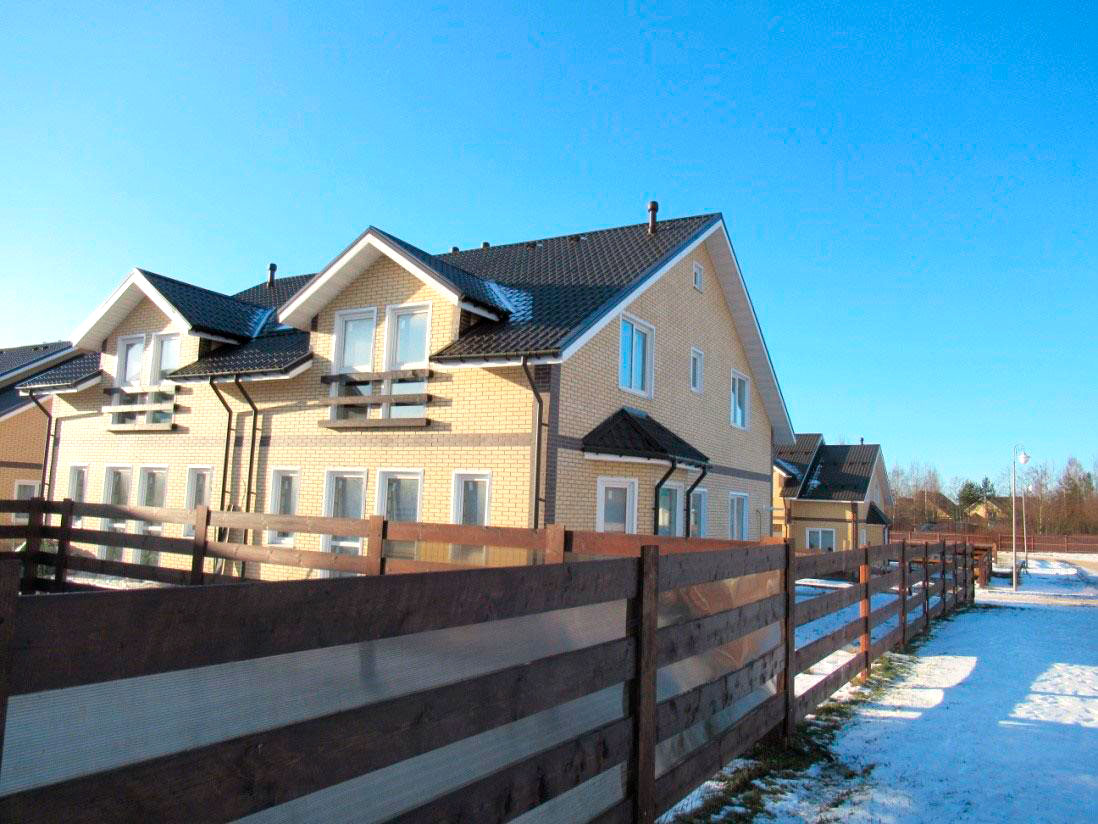 Общий вид коттеджа (дуплекса) на участке, объект строительной экспертизы