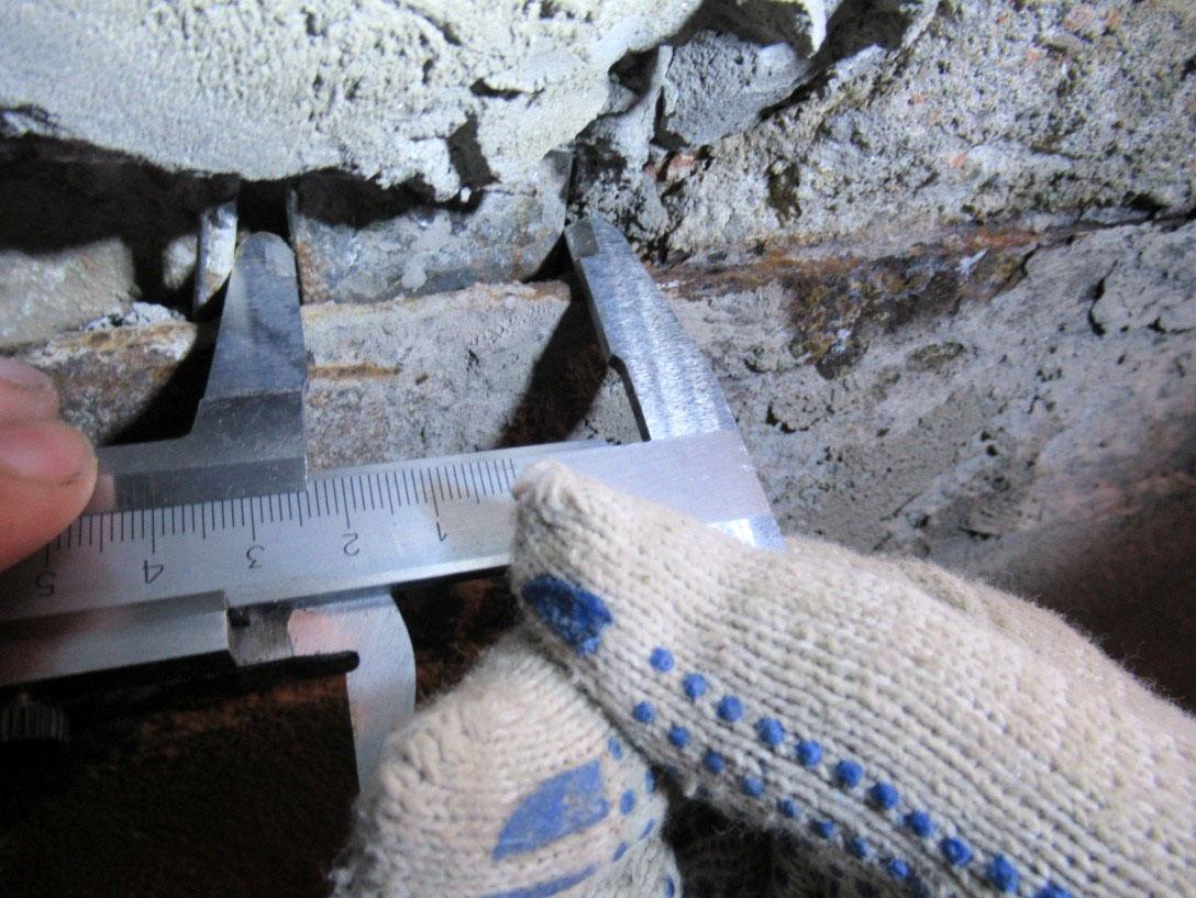 Контрольный замер элементов усиления перекрытия подвала при экспертизе фактических объемов выполненных работ