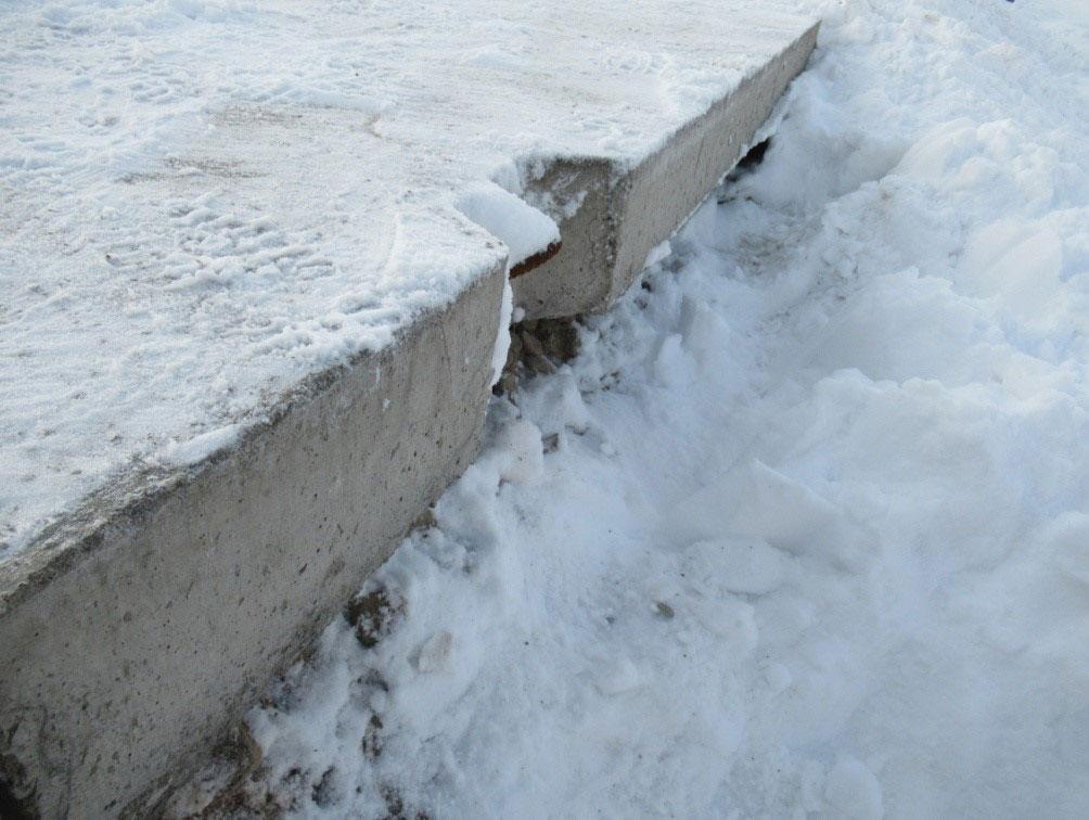 Дорожные плиты нависают над основанием Дорожные плиты нависают над основанием