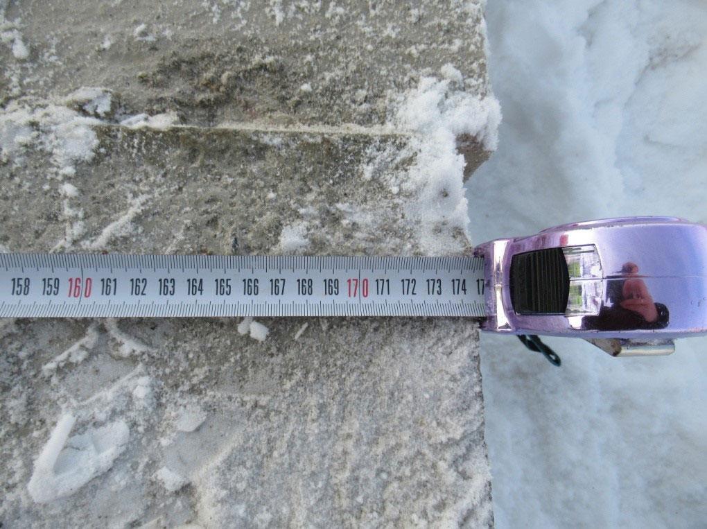 Замер размера плиты крупным планом Замер размера плиты крупным планом