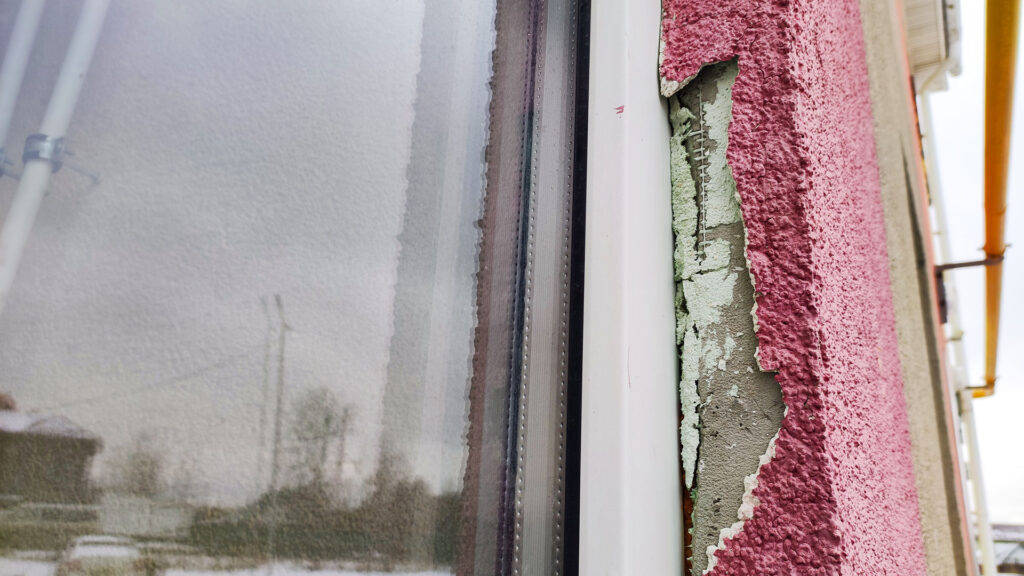 Разрушение штукатурки и дефект наружного примыкания окна при приёмке частного дома