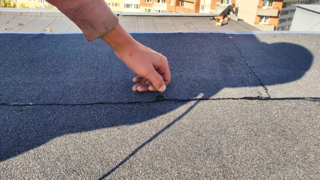 Дефект шва и нахлеста мягкой рулонной кровли с поднятой кромкой