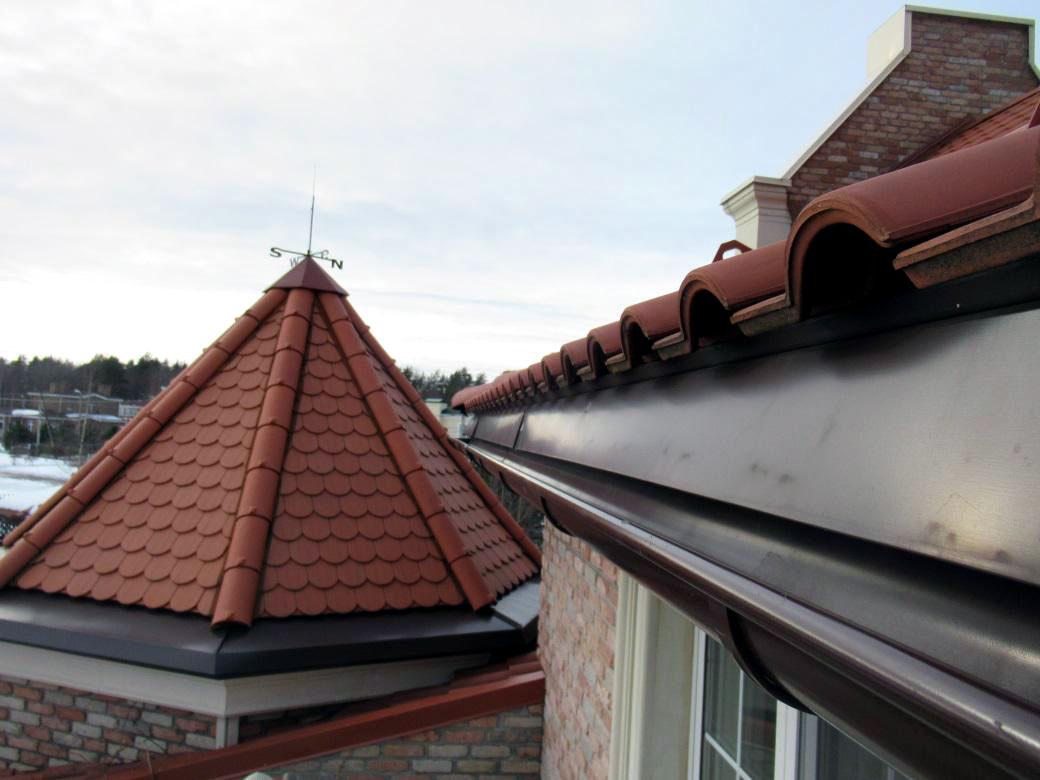 Кровля частного дома из керамической черепицы BRAAS