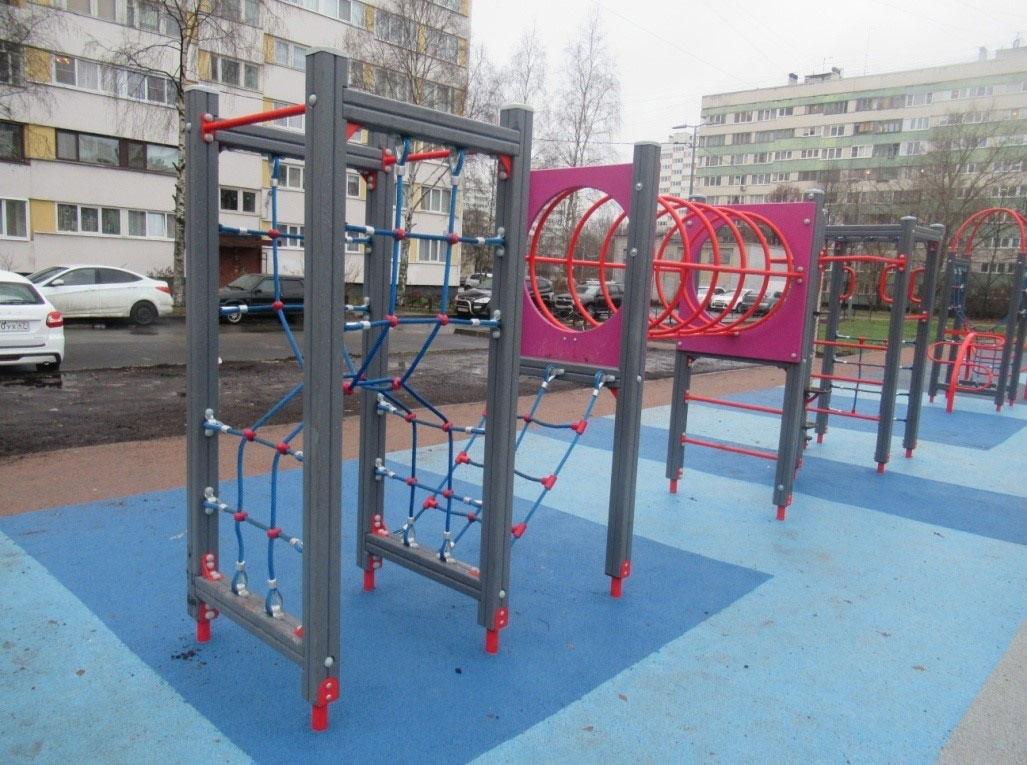 Игровая зона на ул. Генерала Симоняка, 23-25 Игровая зона на ул. Генерала Симоняка, 23-25