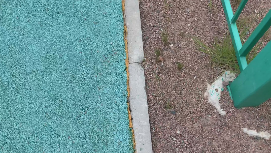 Зазор заполнен пеной Зазор заполнен пеной