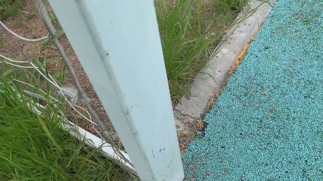 Засорение покрытия гранитным отсевом Засорение покрытия гранитным отсевом