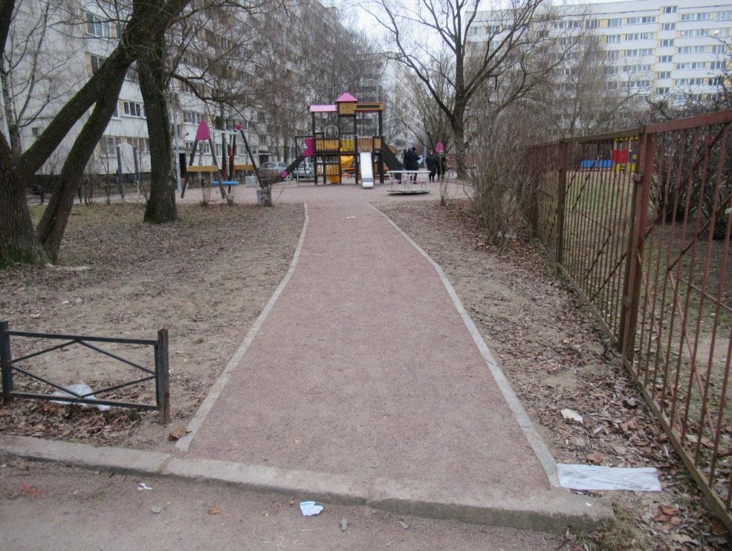 Участок с неровным газоном Участок с неровным газоном