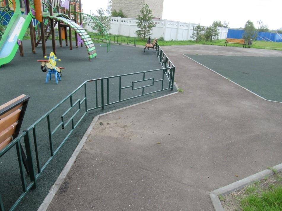 Асфальтобетон у площадок: общий вид Асфальтобетон у площадок: общий вид