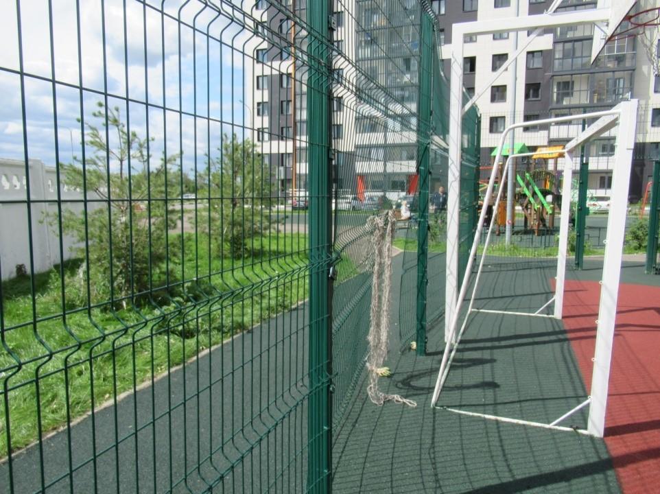 Ограждение: повреждения и слабое крепление Ограждение: повреждения и слабое крепление