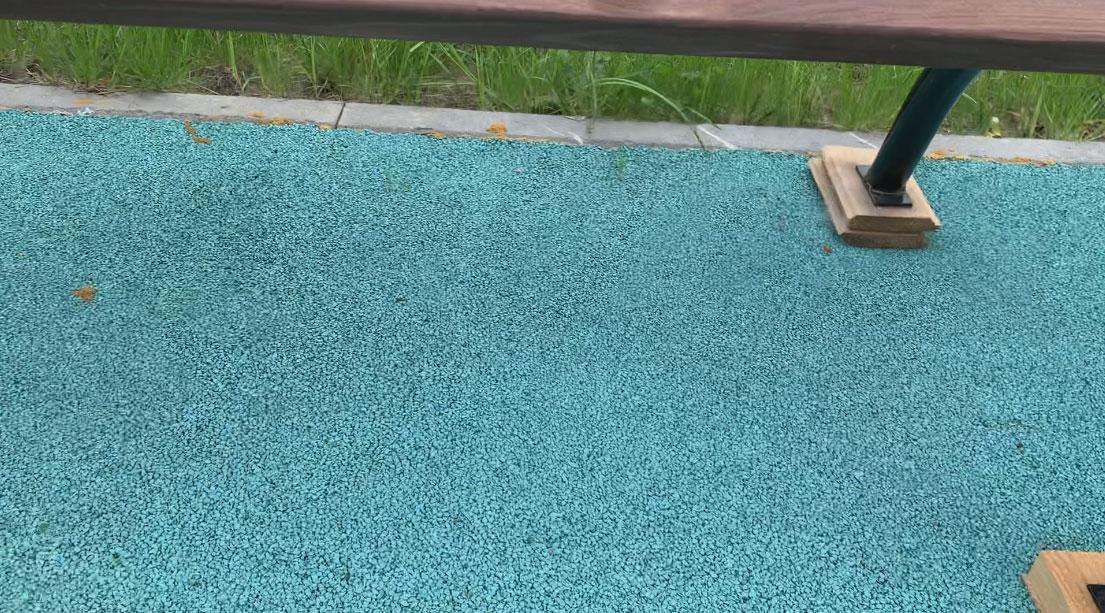 Пена и загрязнения в зоне примыкания покрытия Пена и загрязнения в зоне примыкания покрытия