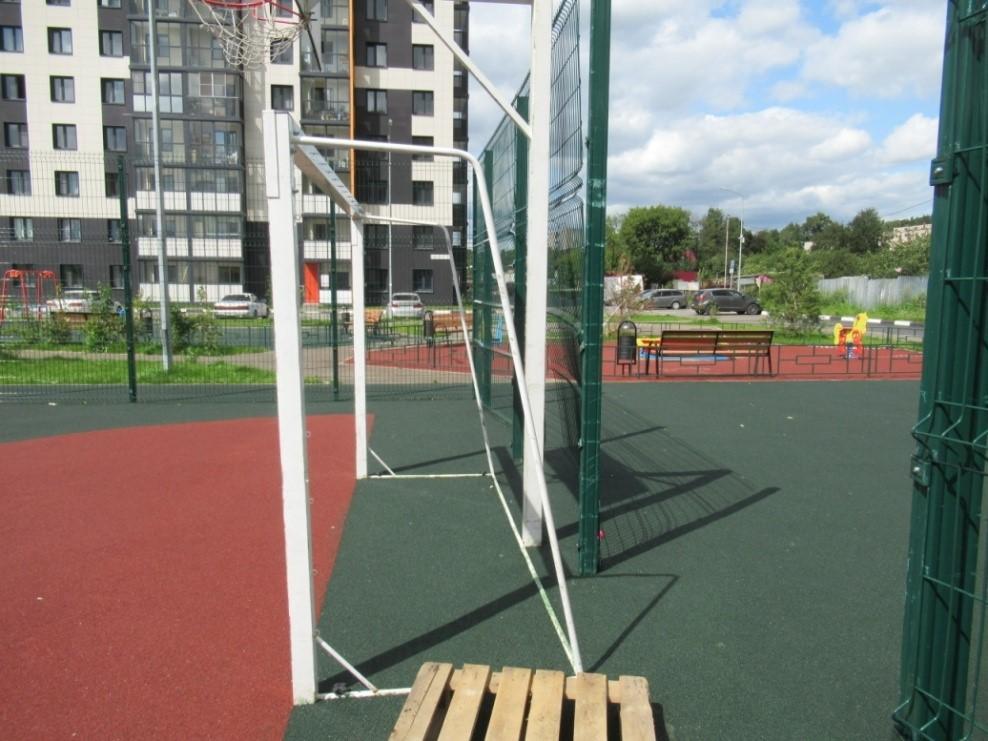 Ограждение + посторонние предметы на покрытии Ограждение + посторонние предметы на покрытии