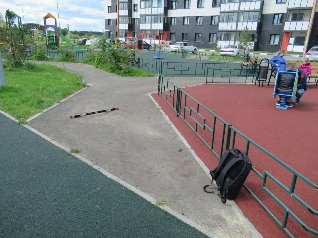 Просадка асфальта у бордюра Просадка асфальта у бордюра