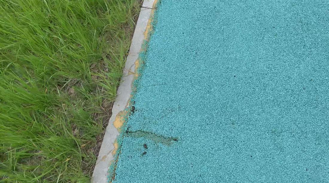 Следы ремонта по линии разрыва покрытия Следы ремонта по линии разрыва покрытия