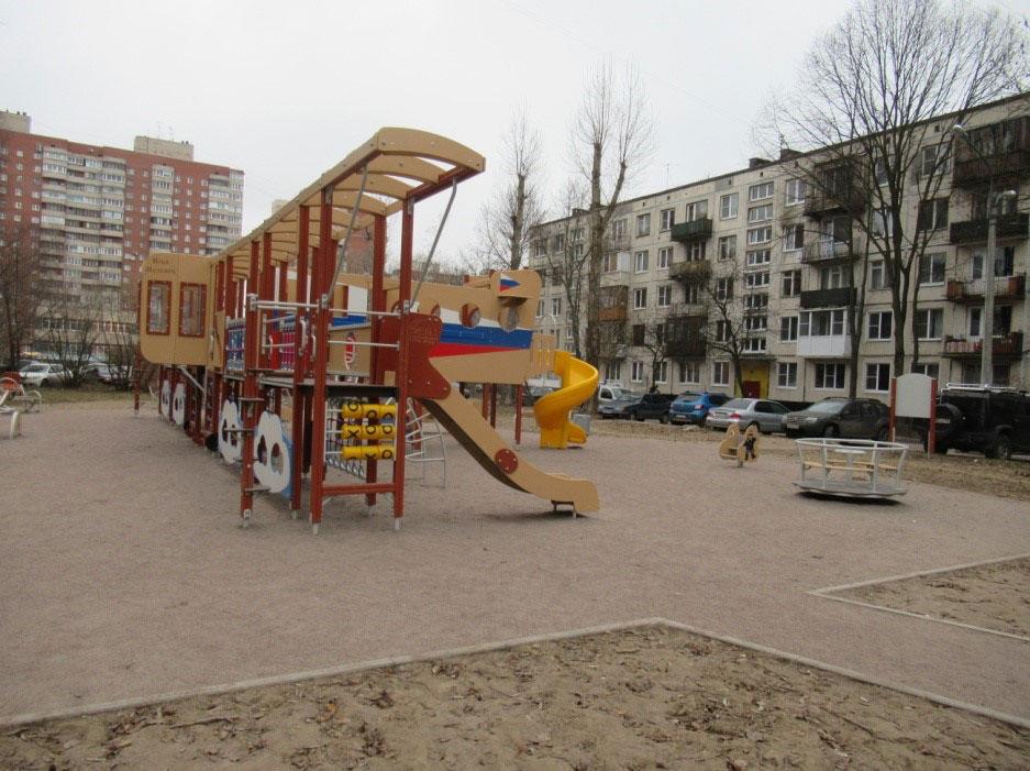 Неровный газон у площадки Неровный газон у площадки