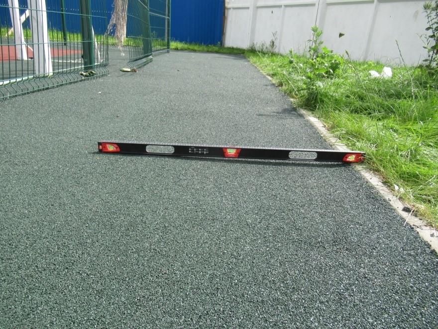 Ниже бордюра: вода не уходит Ниже бордюра: вода не уходит