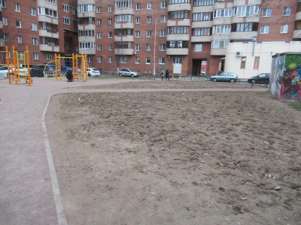 Неровный газон у дорожки Неровный газон у дорожки