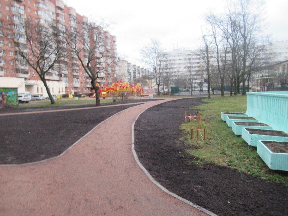 Газон после выравнивания Газон после выравнивания