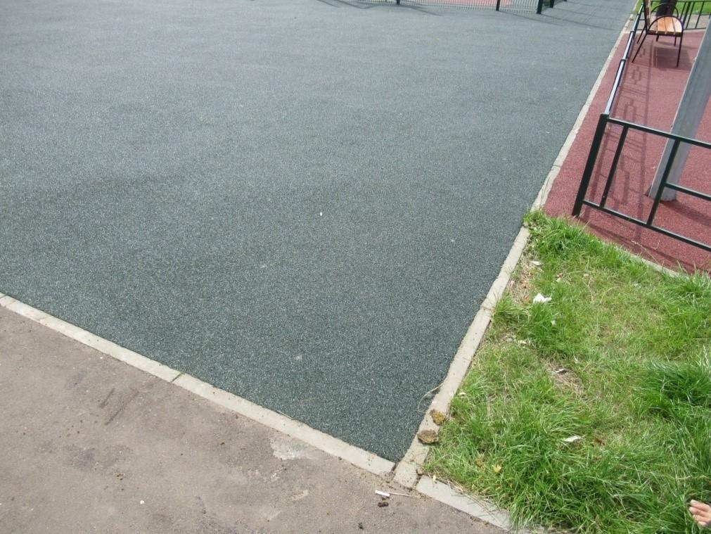 Остатки старого покрытия на бордюре Остатки старого покрытия на бордюре