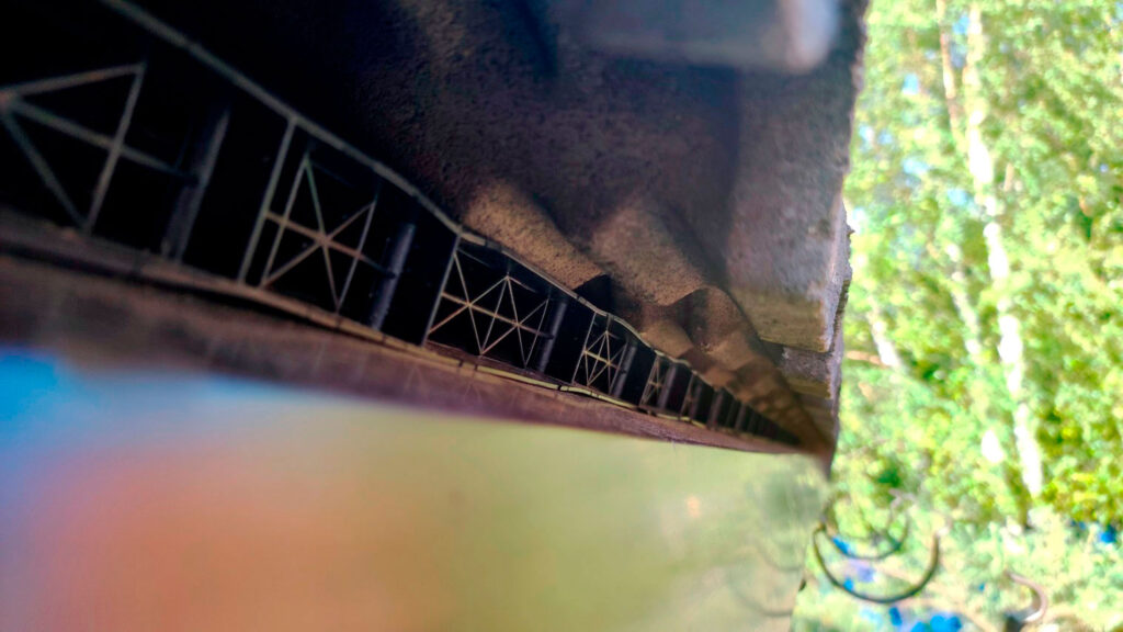 Карнизный вентиляционный узел кровли при обследовании притока воздуха в подкровельное пространство