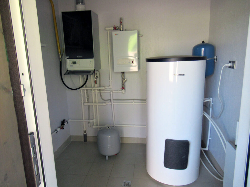 Котельная частного дома с котлом, бойлером и разводкой инженерных систем при осмотре перед приёмкой