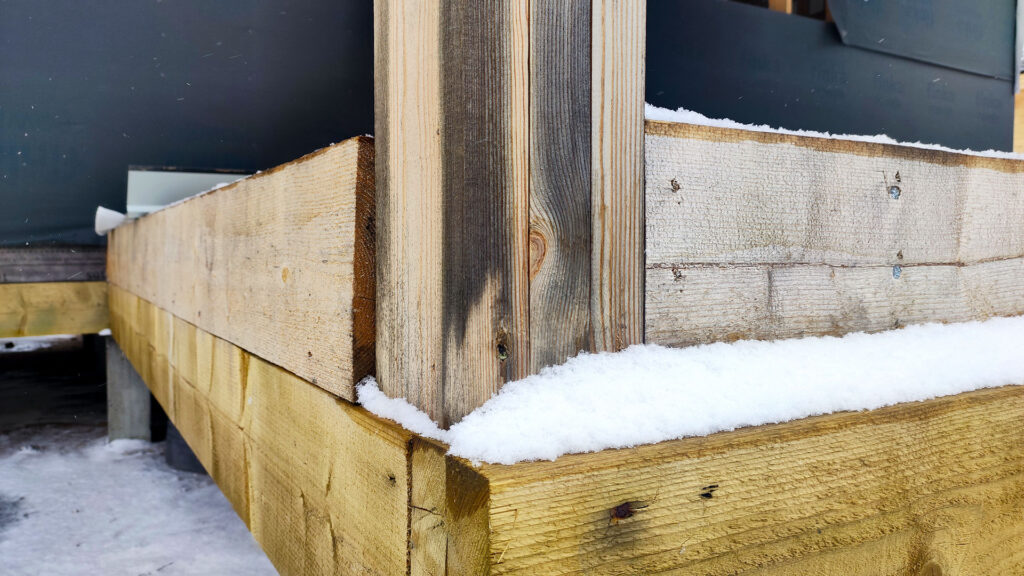 Следы увлажнения на нижней обвязке и стойке каркасного дома