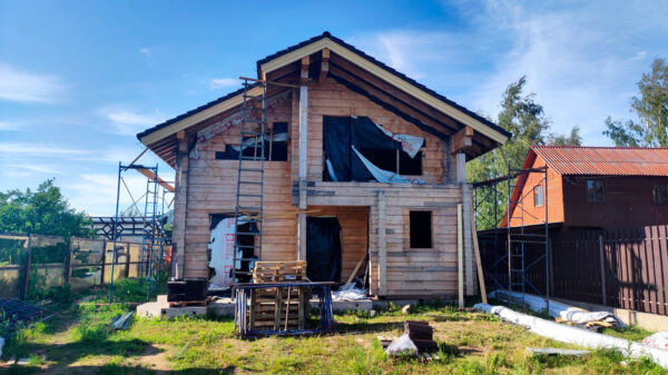 Частный дом с выполненными кровельными работами по объекту судебной экспертизы