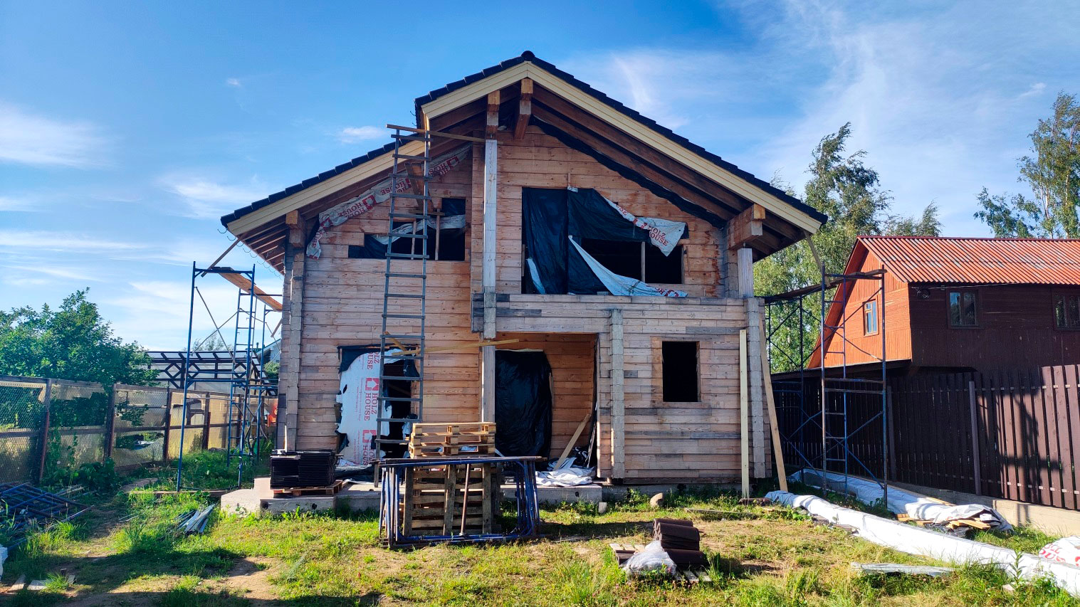 Частный дом с выполненными кровельными работами по объекту судебной экспертизы