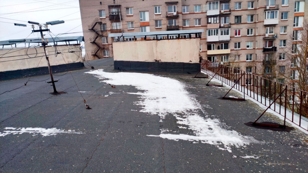 Общий вид участка плоской кровли при фотофиксации дефектов