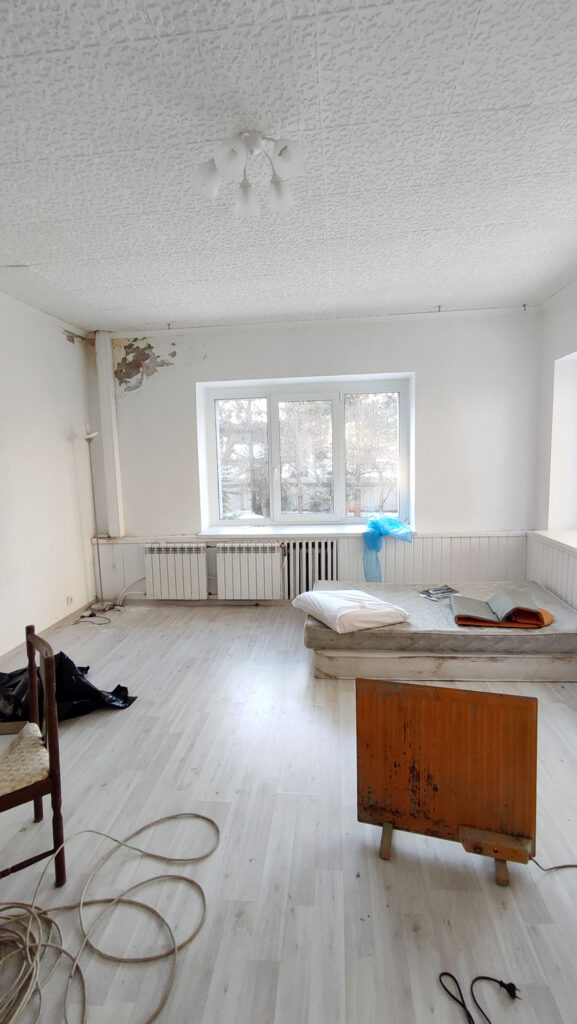 Общий план комнаты после залива квартиры с повреждениями стены у окна