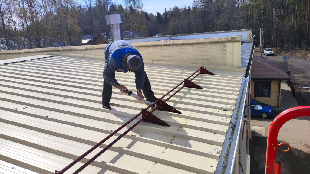 Обследование кровли при установлении причины намокания стены и поиске дефектного узла