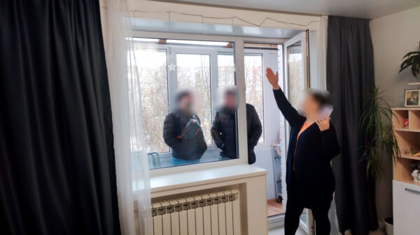 Осмотр квартиры при экспертизе причин протечки с участием собственника и представителей управляющей организации