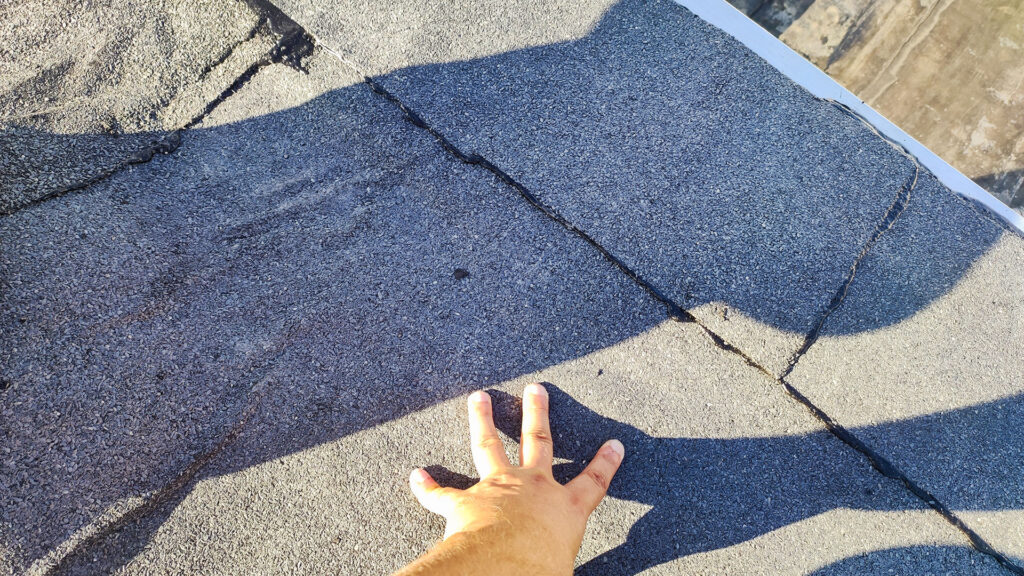 Осмотр шва рулонной кровли на проблемном участке покрытия