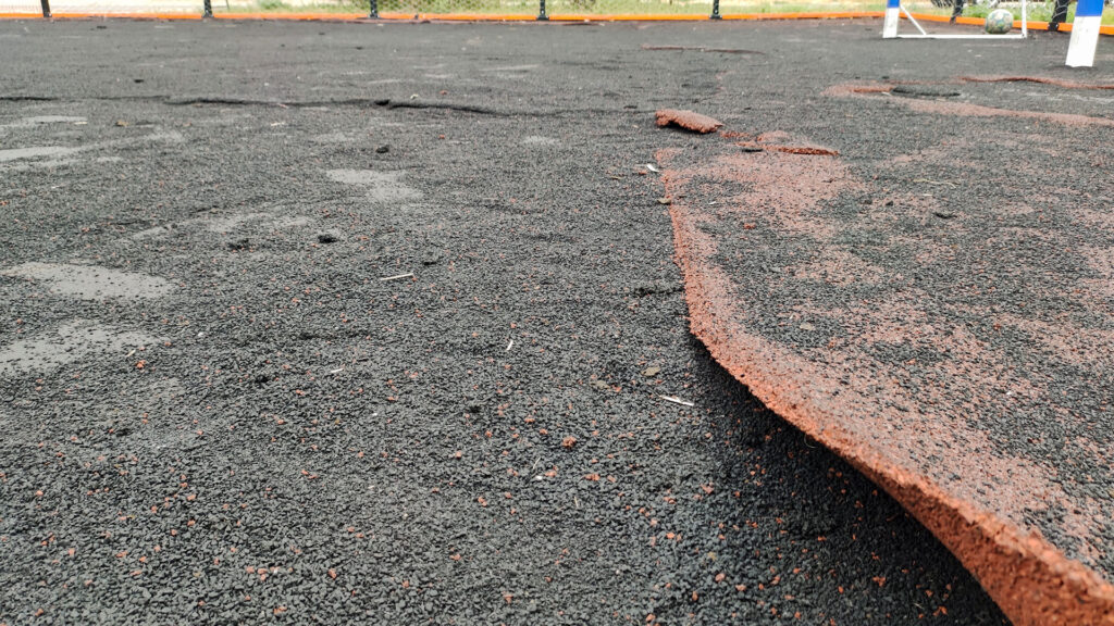 Отслоение покрытия из резиновой крошки после укладки