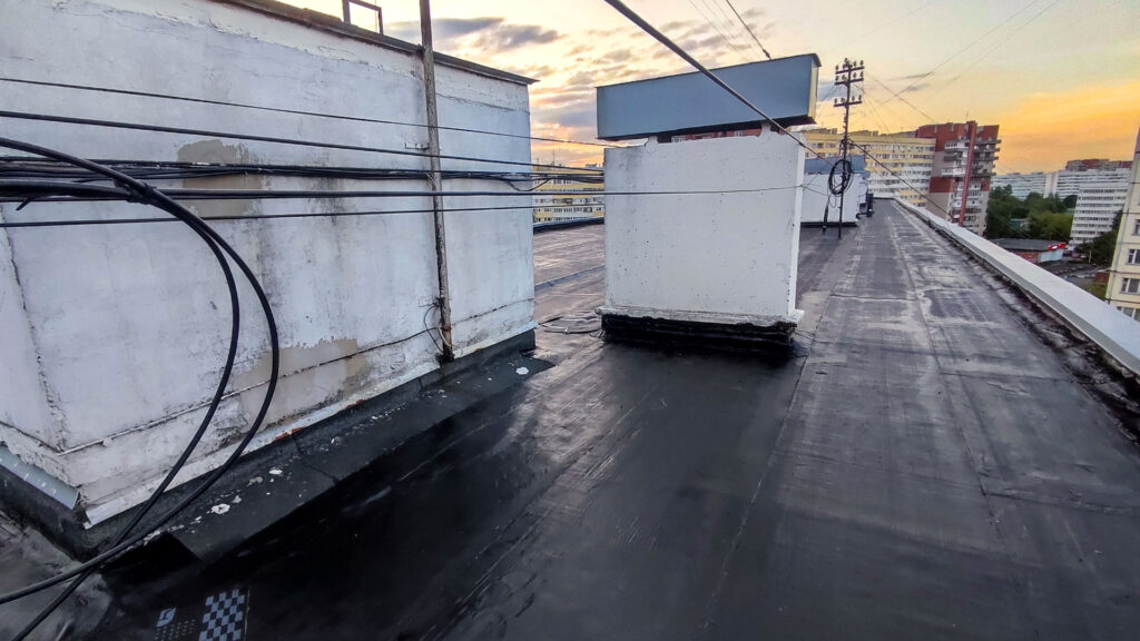 Плоская мягкая кровля МКД после капремонта с примыканиями к надстройкам