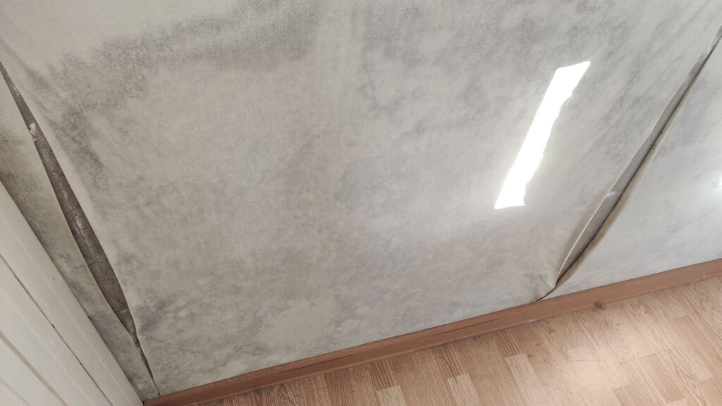 Отслоение и провисание покрытия стены после залива квартиры при повторной фиксации