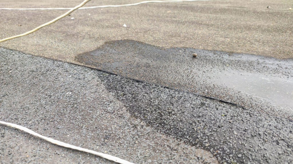 Подозрительный участок мягкой кровли после капремонта с локальной подваркой