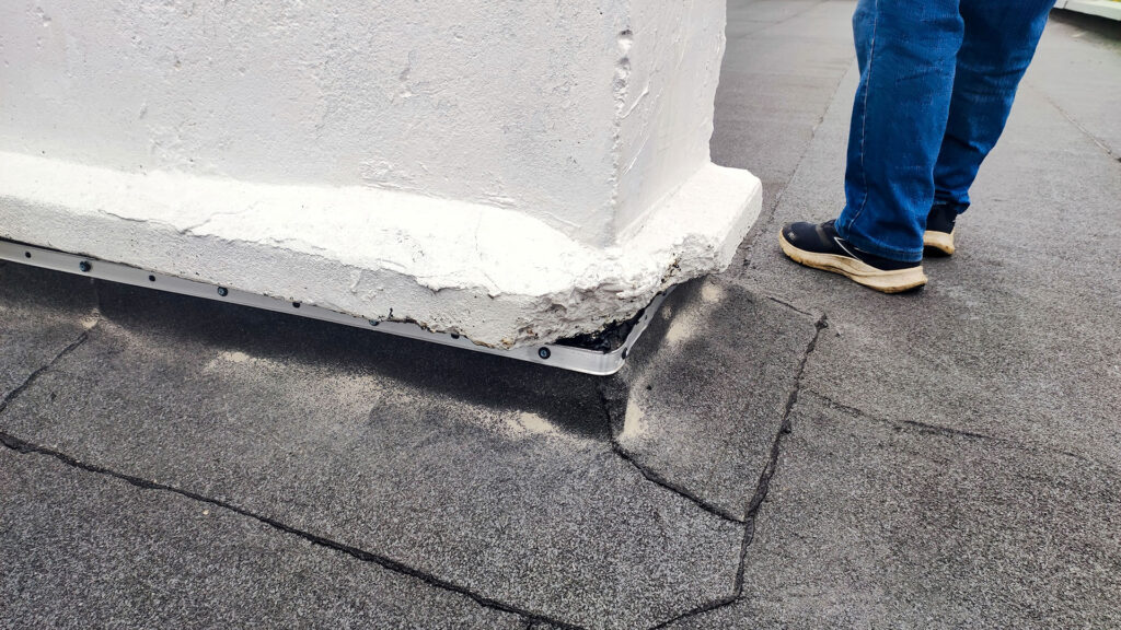 Примыкание мягкой рулонной кровли к вентшахте с дефектами герметизации