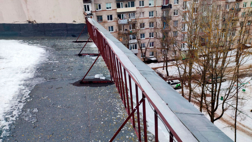 Привязка дефекта к линии парапета на плоской кровле