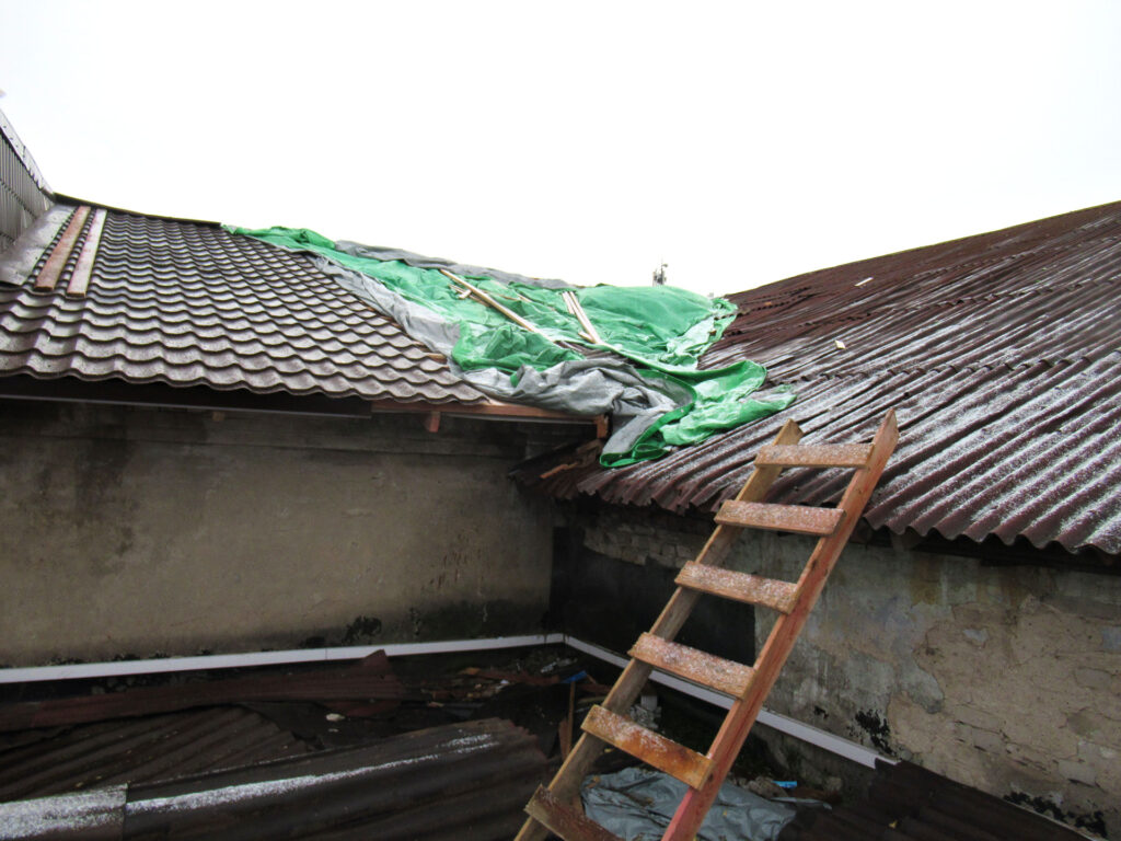 Проблемный участок кровли при наружном осмотре перед установлением причины намокания и решением о вскрытии узла