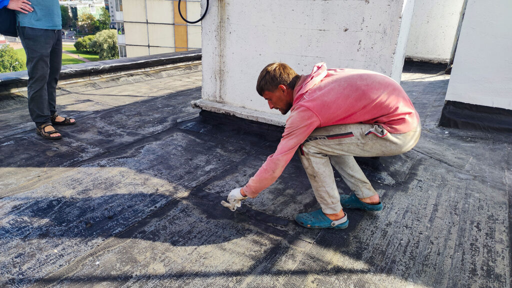 Проверка швов и состояния рулонного покрытия кровли перед приемкой