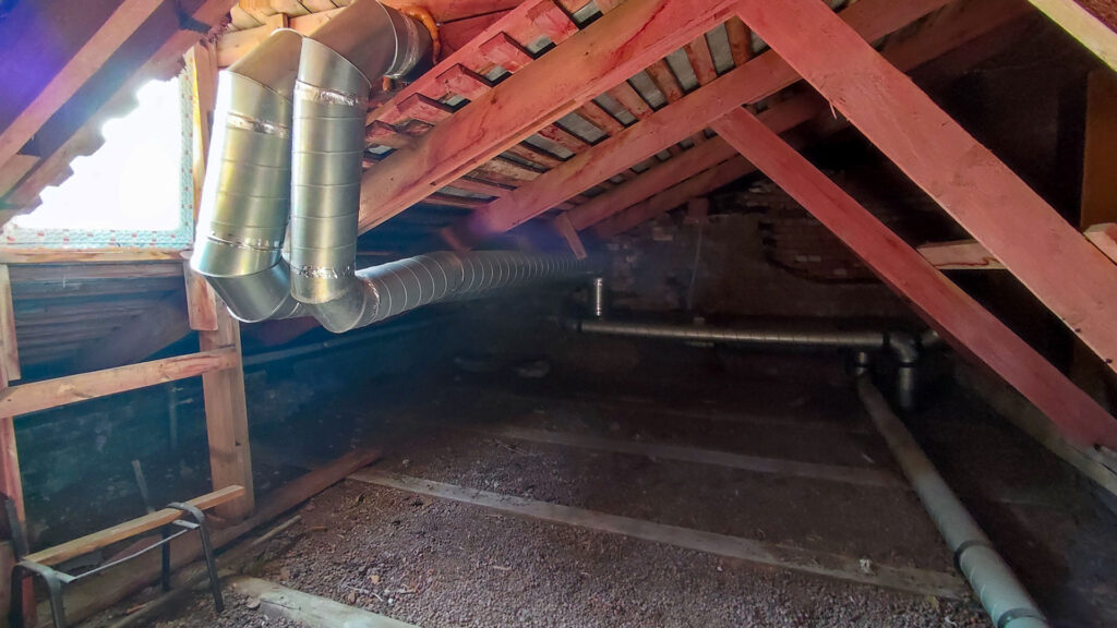 Вентиляционные каналы на чердаке частного дома при осмотре перед приёмкой