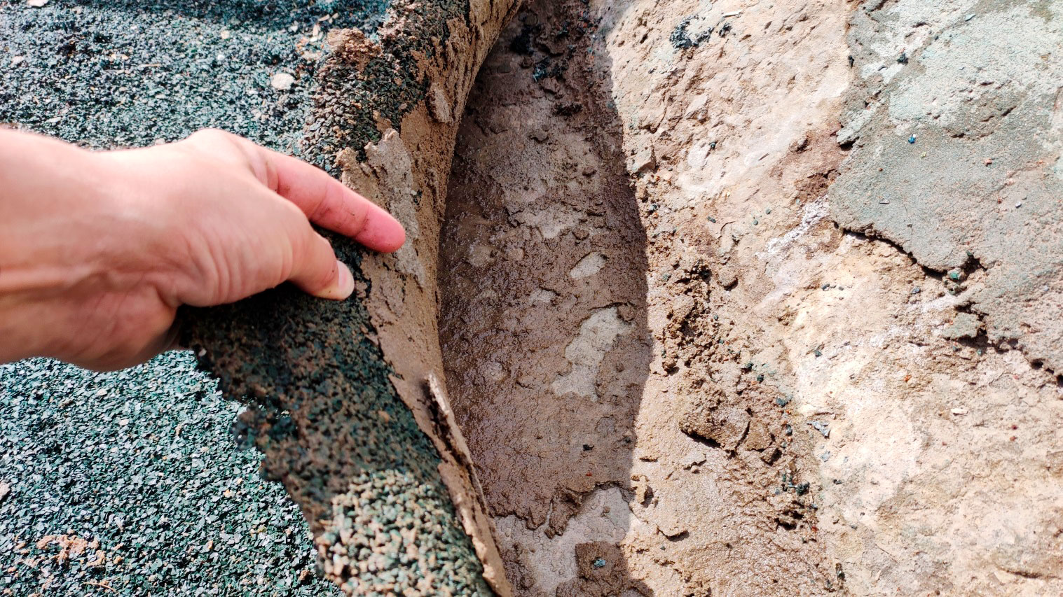 Дефекты покрытия из резиновой крошки и разрушение бетонного основания на объекте благоустройства