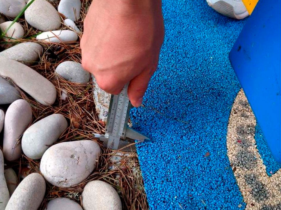 Измерение толщины травмобезопасного резинового покрытия на детской площадке для экспертизы и рецензии заключения специалиста