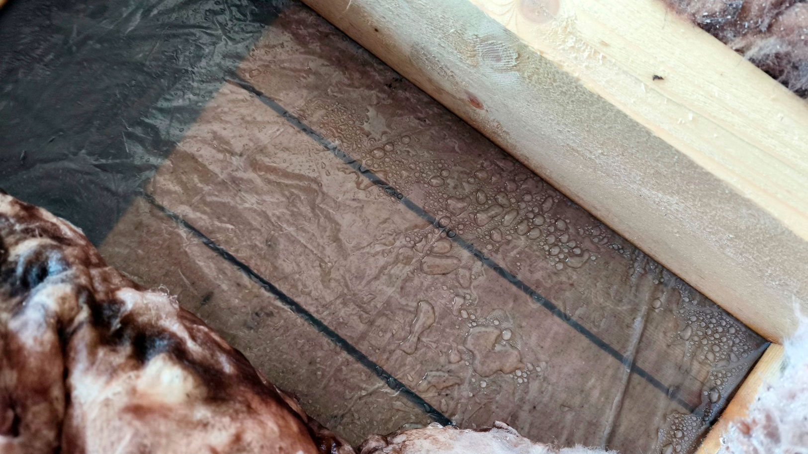 Скрытая влага внутри конструкции пола после залива квартиры