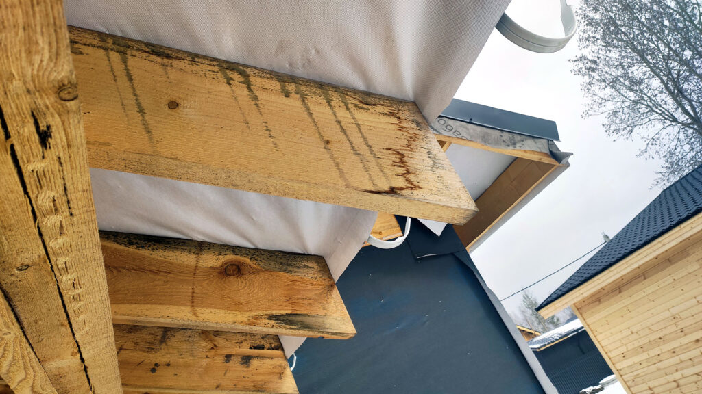 Следы протечки на деревянных элементах в карнизной зоне крыши