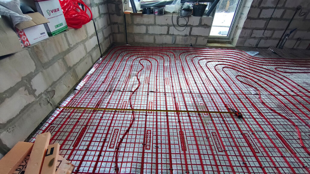 Система тёплого пола в частном доме перед заливкой стяжки при приёмке коттеджа