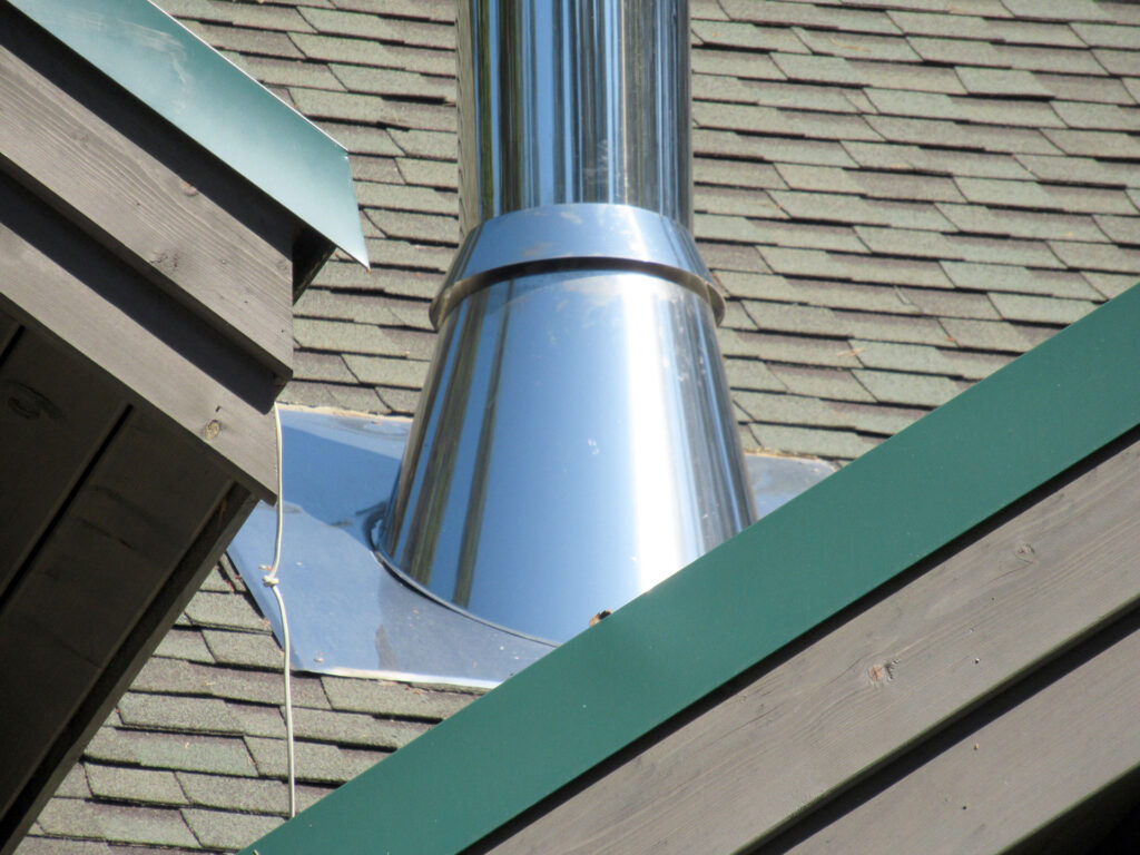 Узел проходки дымохода через кровлю при обследовании примыкания и герметичности вокруг трубы