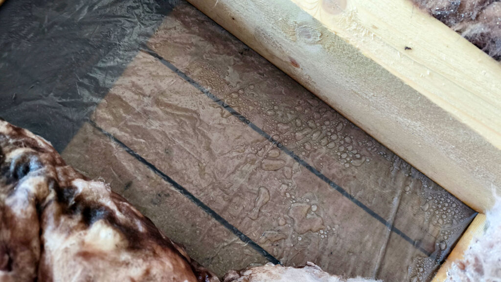 Влага на внутренней поверхности кровельной конструкции в скрытом слое