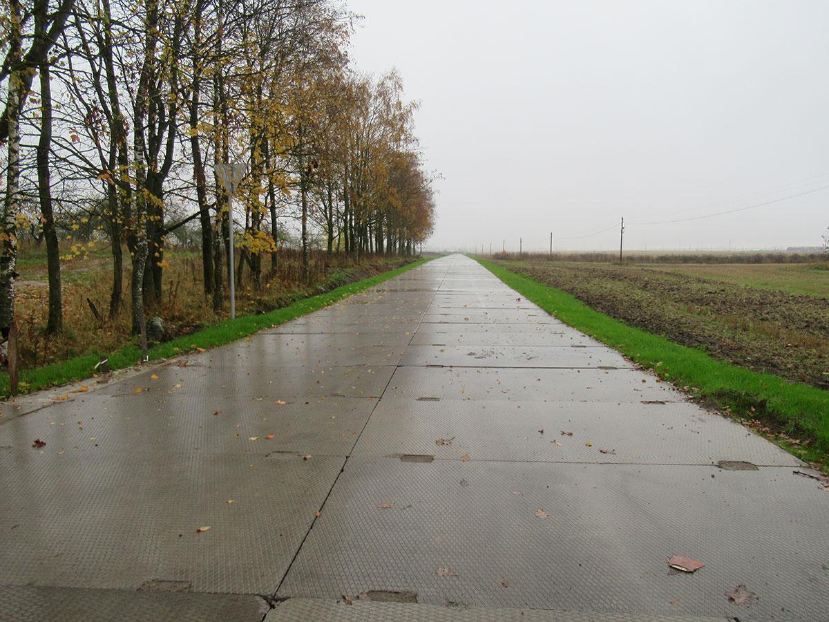 Ровное покрытие из дорожных плит Ровное покрытие из дорожных плит