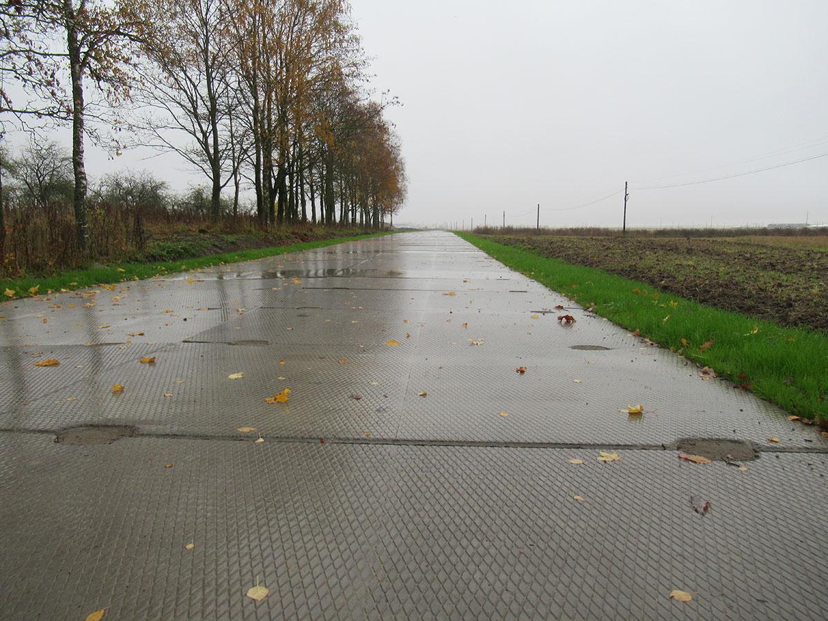 Дорога из железобетонных плит через год эксплуатации Дорога из железобетонных плит через год эксплуатации